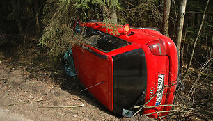 Apvirtęs automobilis
