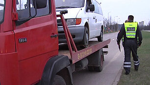 Gydytojo automobilis i&scaron;gabenamas i&scaron; įvykio vietos