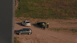 Policija tikrina sulaikytą automobilį BMW