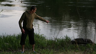 Skenduolį į krantą i&scaron;traukęs vyras rodo, kurioje vietoje jis sugavo kūną