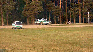 Policijos automobiliai pami&scaron;kėje