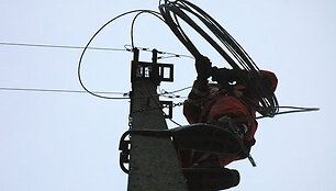 Elektrikas tvarko per avariją nutrauktus laidus