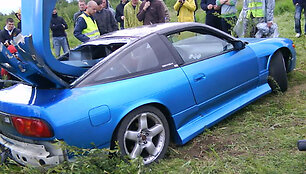 Į minią įsirėžęs automobilis
