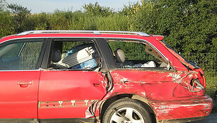 Automobilis, kurį apgadino latvio vairuojamas vilkikas