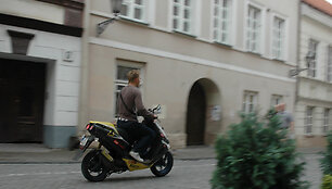 Mopedų vairuotojai retai dėvi &scaron;almus
