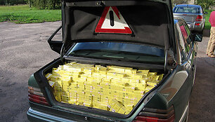 Kontrabandinės cigaretės lenko automobilyje