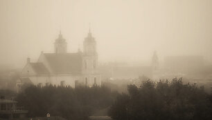 Vilnių gaubia rūkas