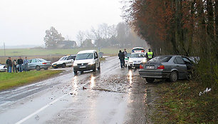 Į medį atsitrenkęs BMW