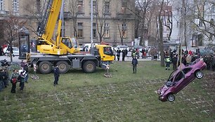 Į krantą i&scaron;keltas automobilis