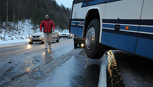 Autobuso ratai po avarijos pakibo virš važiuojamosios kelio dalies