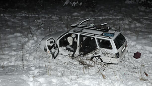 Automobilis VW Golf griovyje