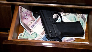 Pistoletas, pinigai