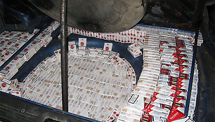 Kontrabandinės cigaretės ant bėgių pakibusiame automobilyje