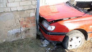 Į namo sieną įsirėžęs automobilis