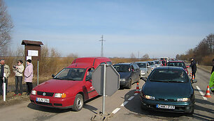 Automobiliai, kurie bus keliami per apsemtą kelio ruožą