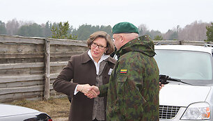 JAV ambasadorė Anne E. Derse sveikinasi su PAG-11 pratybų vadovu plk. ltn. Dariumi Petryla
