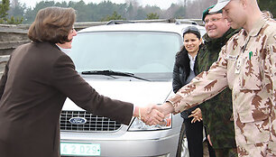 JAV ambasadorė Anne E. Derse sveikinasi su PAG-11 vadu plk. ltn. Gintaru Smaliuku