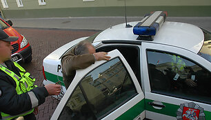 Jonas Mileris i&scaron;vežamas į policiją