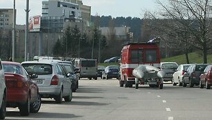 Gelbėtojai Neries pakrante vežasi valtį