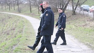 Ugniagesiai stebi upę