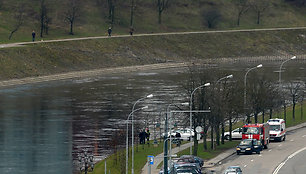 Ugniagesiai ir medikai Neries pakrantėje