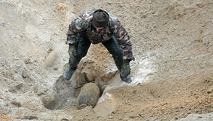 I&scaron;minuotojas 50 kg aviacinę bombą ruo&scaron;ia sunaikinimui buvusiame Rūdninkų poligone. Pavojingų sprogmenų čia aptinkama nuolat.