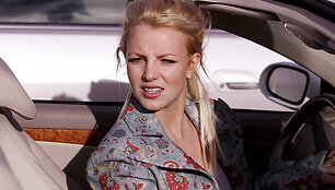 Britney Spears prie automobilio vairo