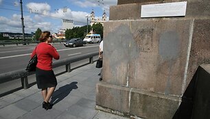 Žaliojo tilto skulptūros dažais apta&scaron;komos gana dažnai