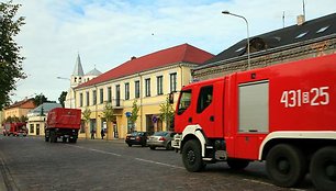 Lenkų ugniagesiai per Ukmergę važiuoja namo