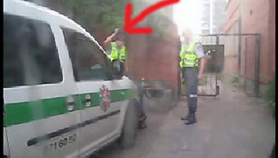 Policininkas mu&scaron;a sulaikytą jaunuolį