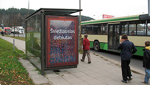 Reklaminis stendas su obuoliais