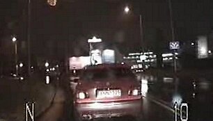 Kadras i&scaron; policijos filmuotos medžiagos