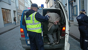 Estijos policininkas sulaiko įtariamąjį