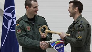 Oro policijos misija baigusio JAV karinių oro pajėgų kontingento vadas plk. ltn. Skipas Pribylis (dešinėje) perduoda simbolinį raktą nuo Baltijos oro erdvės Vokietijos karinių oro pajėgų kontingento vadui majorui Matthiasui Fensterseiferiui.