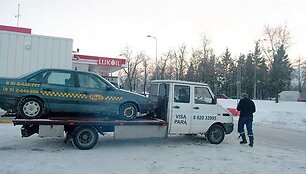 I&scaron; įvykio vietos i&scaron;gabenamas nužudyto taksisto automobilis