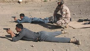 SOP kovotojas treniruoja Afganistano pareigūnus