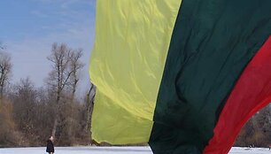 Lietuvos ir Ukrainos vėliavos keliamos vir&scaron; Kijevo