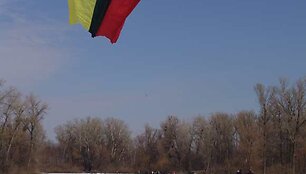 Lietuvos ir Ukrainos vėliavos keliamos vir&scaron; Kijevo