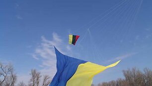 Lietuvos ir Ukrainos vėliavos keliamos vir&scaron; Kijevo