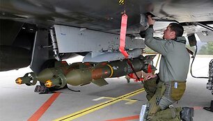 Prancūzų karys po orlaiviu Mirage 2000. Matyti prie lėktuvo pritvirtintos raketos