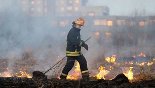 Trečiadienį žolė degė prie pat Vilniaus gyvenamųjų kvartalų