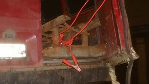 Vogtas metalas mikroautobuse