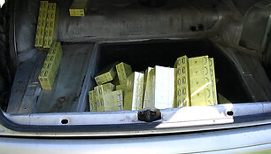 Kontrabandinės cigaretės automobilyje