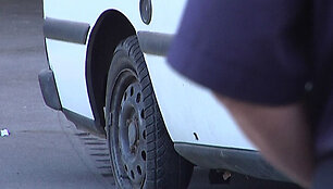 Automobilis i&scaron;gabenamas i&scaron; banko aik&scaron;telės