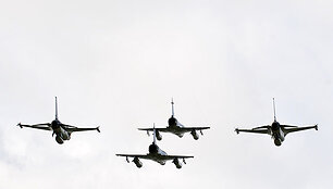 Prancūzų &bdquo;Mirage 2000&ldquo; ir danų F-16 ore vir&scaron; Zoknių