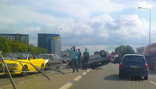Ukmergės g. apvirtęs automobilis