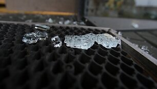 Nusikaltėliai i&scaron;daužė pagrindinių durų stiklą