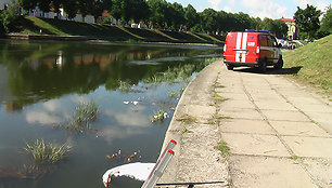 Ugniagesiai Neries pakrantėje