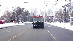 Kam reikia elektros, jei studentai troleibusą gali pastumti? 