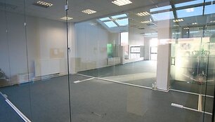 Anot nekilnojamojo turto brokerių, pastarosiomis savaitėmis didesni biurai tu&scaron;tėja. 